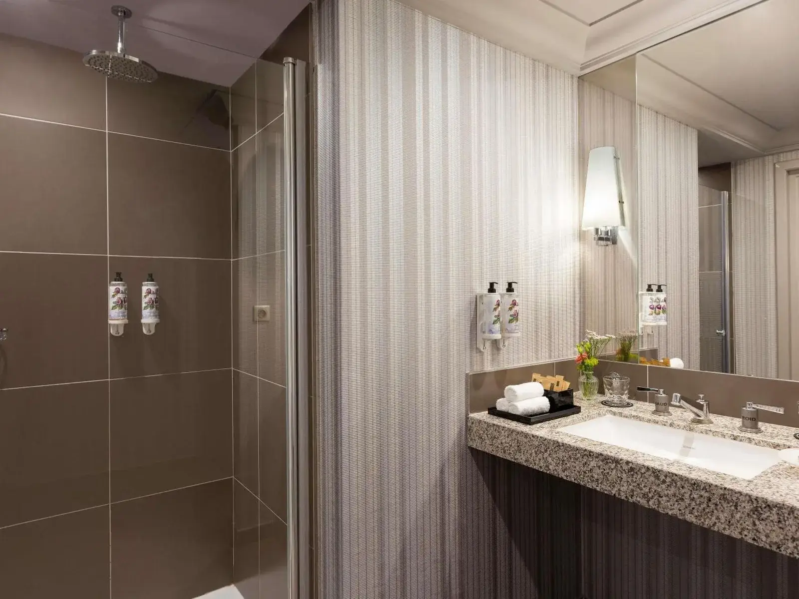 Baño moderno en Le Royal Hotel Lyon - MGallery Collection
