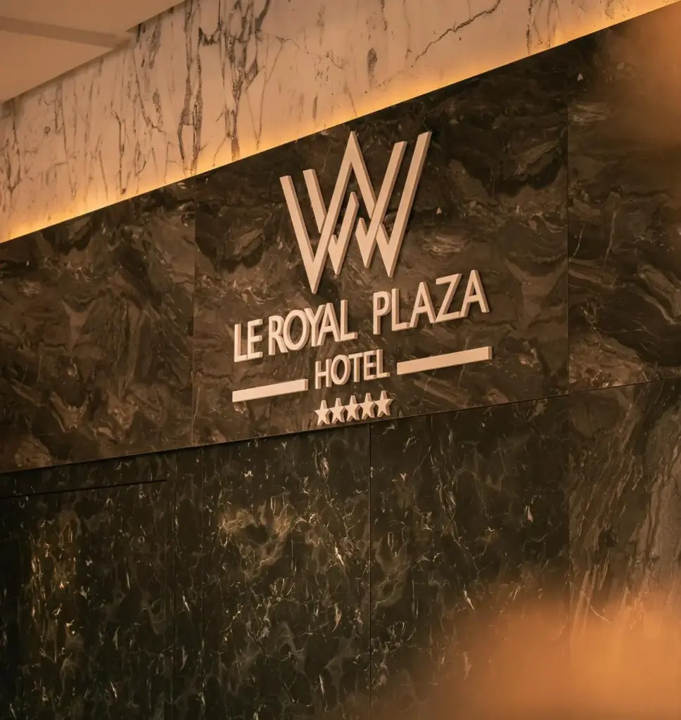 Signalisation de l'hôtel Le Royal Plaza à Kenitra