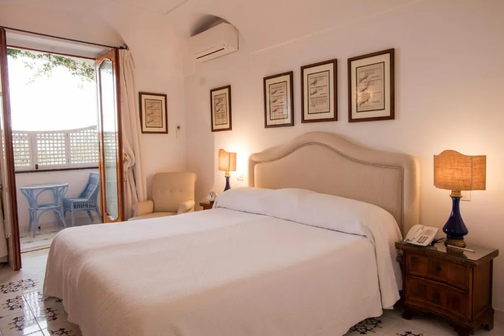 Comfortable suite at Le Sirenuse in Positano with elegant furnishings
