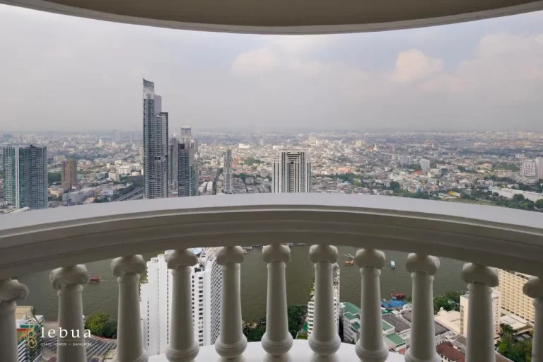 Vista escénica de la ciudad desde el balcón de lebua at State Tower