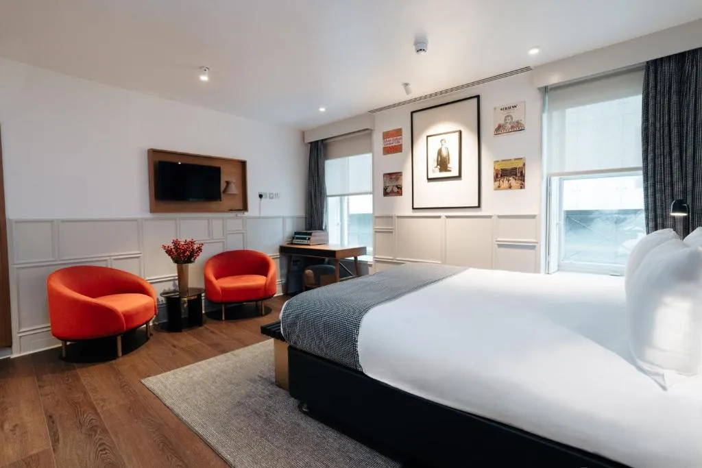 Leicester House Hotel second guest room with seating area
