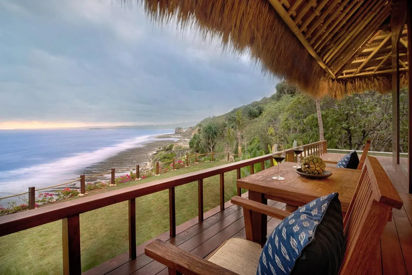 Balkonblick im Lelewatu Resort Sumba mit Blick auf die Küste.