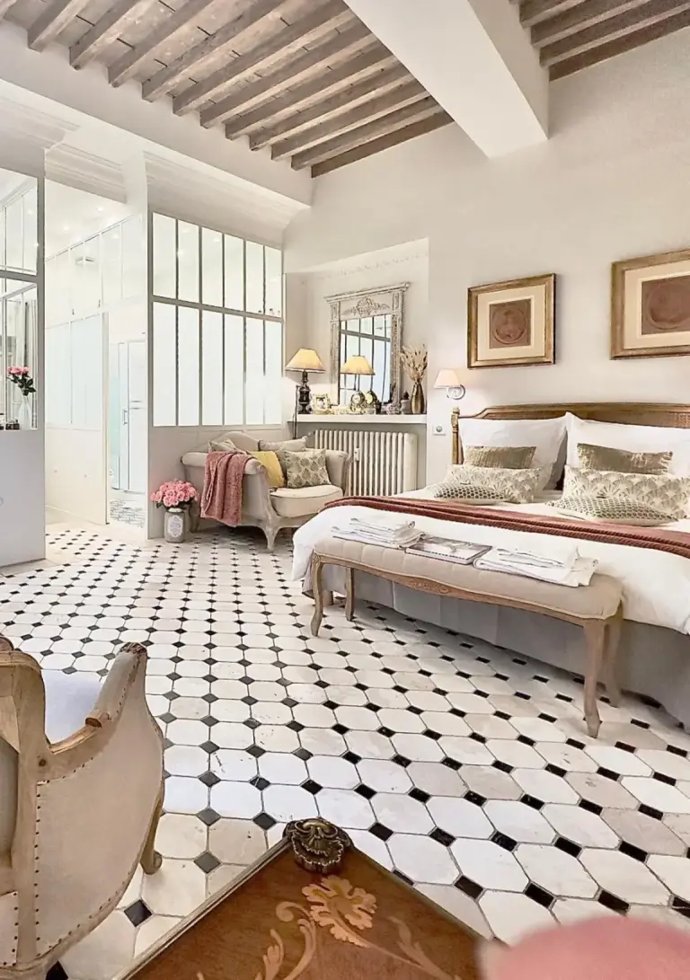 Les Anges Deluxe bedroom suite featuring refined decor
