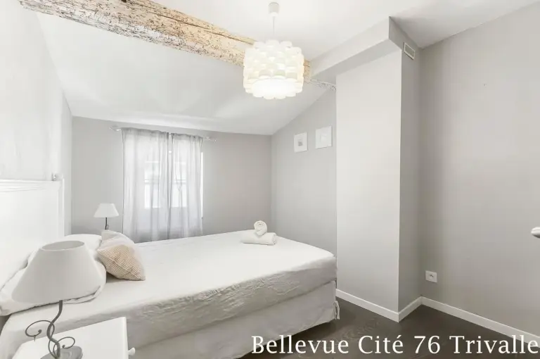 Chambre blanche lumineuse de Bellevue Cité 76 Trivalle