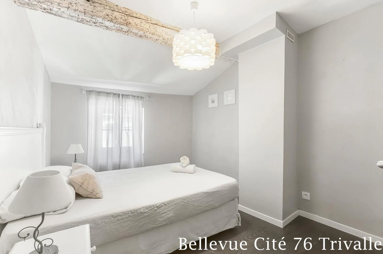 Chambre blanche lumineuse de Bellevue Cité 76 Trivalle