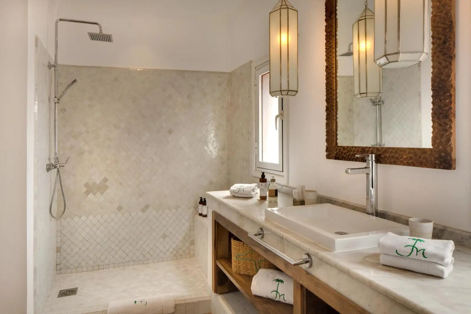 Salle de bain spacieuse dans une suite aux Jardins De La Médina