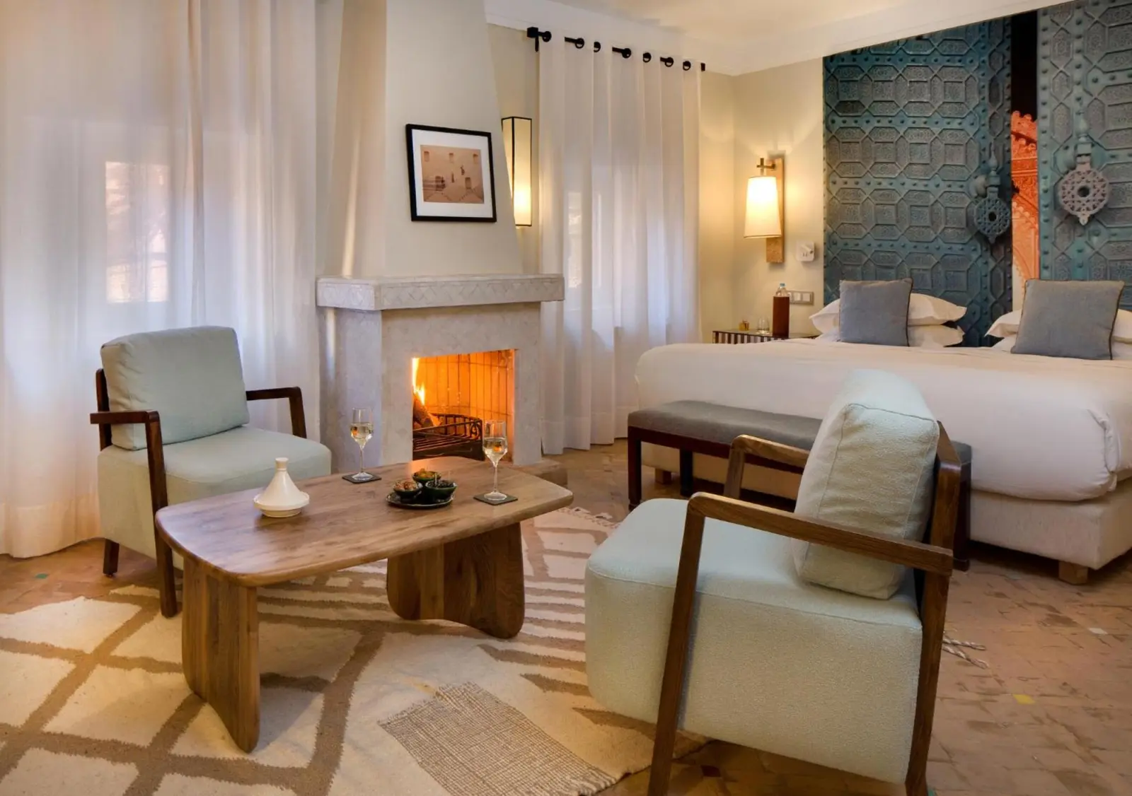 Coin salon avec cheminée dans une chambre aux Jardins De La Médina