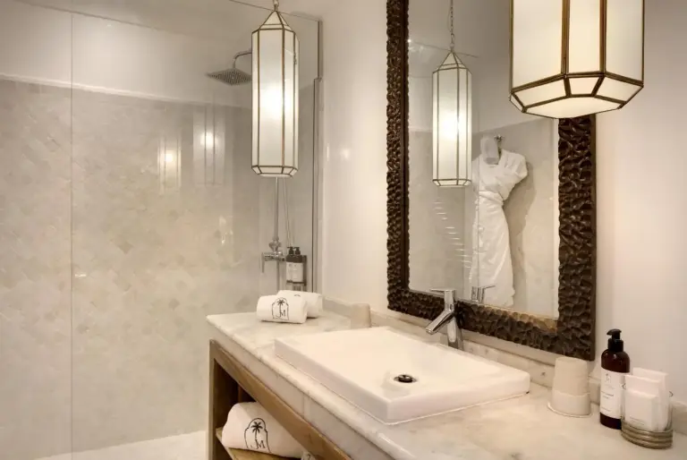 Salle de bain élégante dans une chambre aux Jardins De La Médina