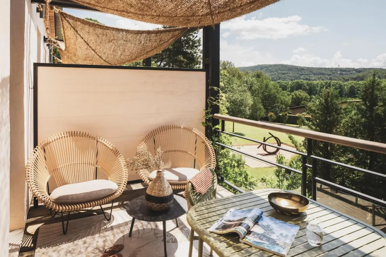 Sièges charmants sur le balcon aux Les Lodges Sainte-Victoire Hotel & Spa à Aix-en-Provence