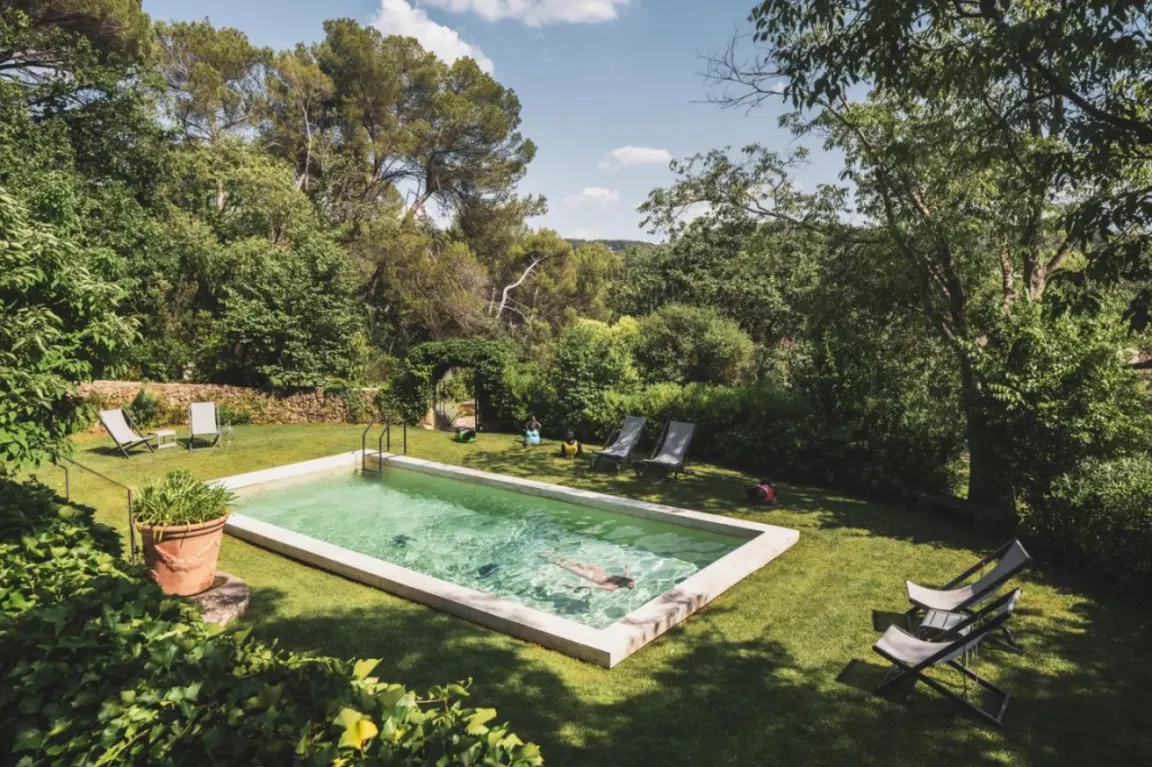 Zone de piscine privée aux Lodges Sainte-Victoire Hotel & Spa à Aix-en-Provence