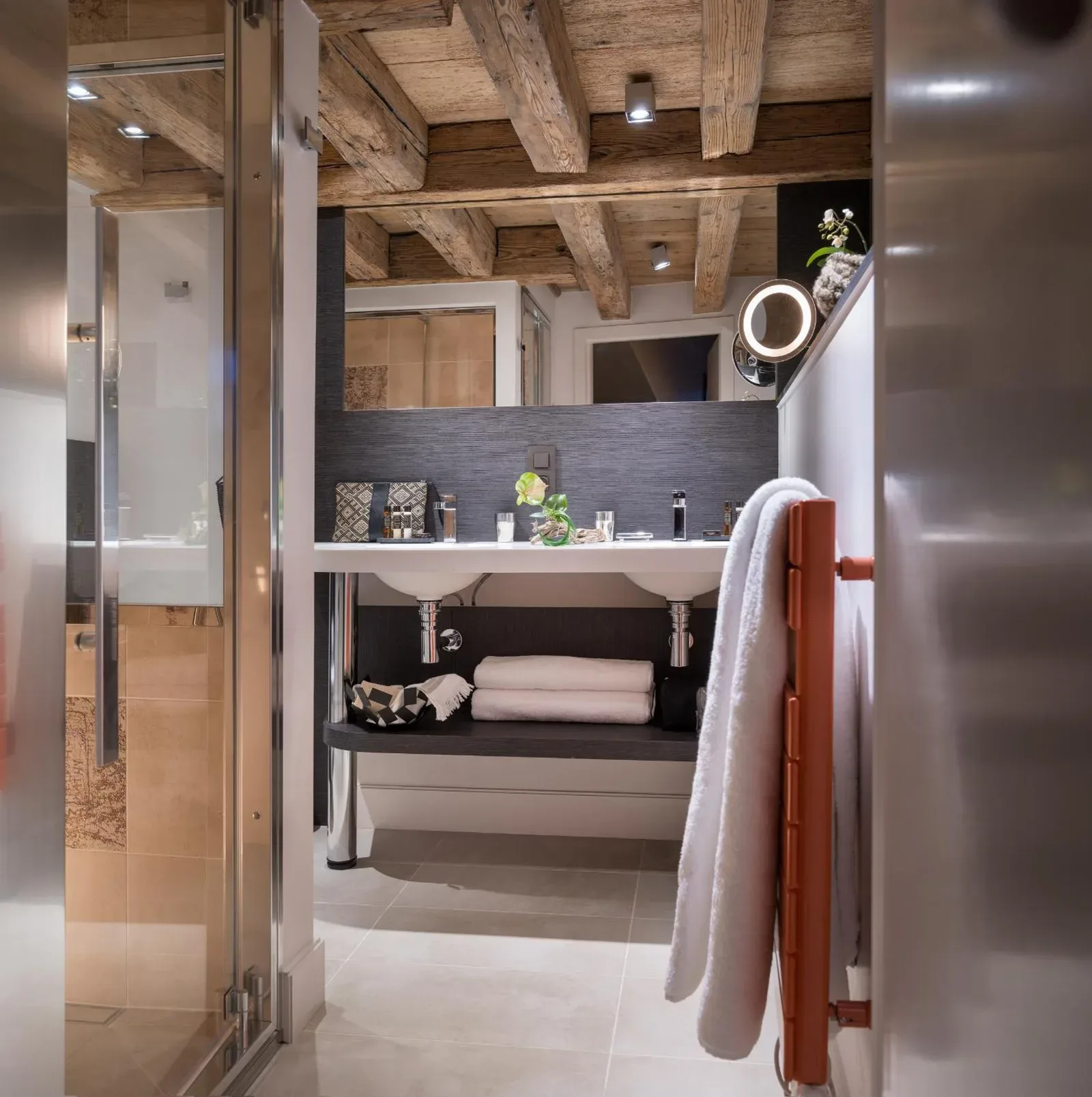 Lujoso baño en Les Loges Annecy Vieille Ville con acabados elegantes