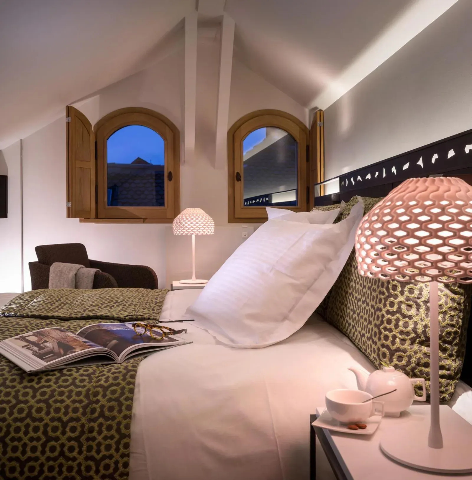 Moderna zona de cama en Les Loges Annecy Vieille Ville con una decoración encantadora