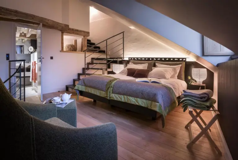 Elegante dormitorio en Les Loges Annecy Vieille Ville con mobiliario moderno