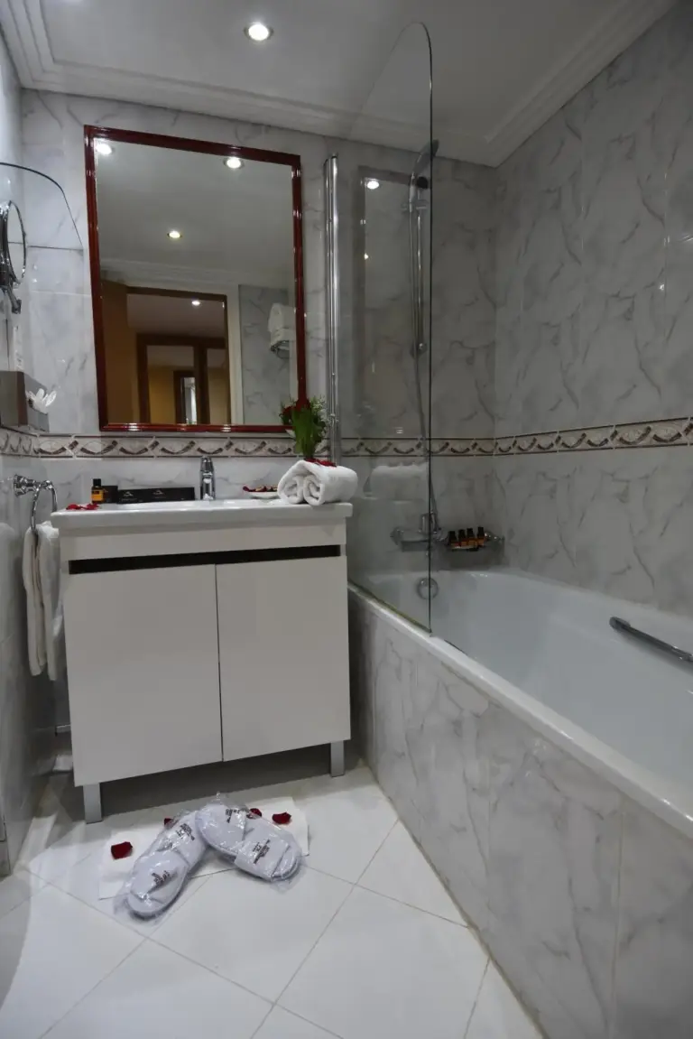 Les Mérinides baño moderno con bañera