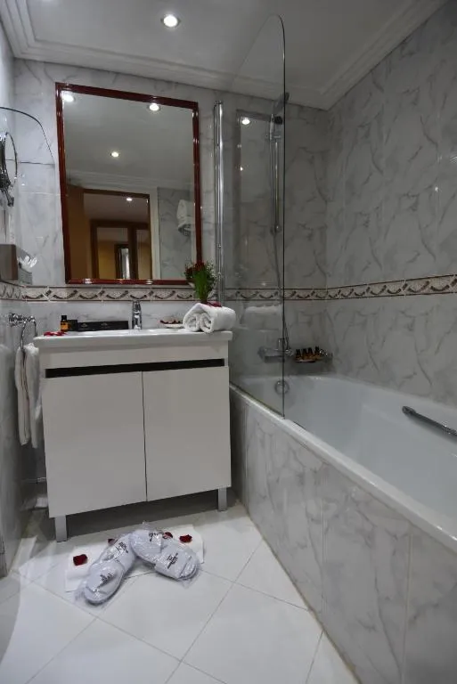 Les Mérinides baño moderno con bañera