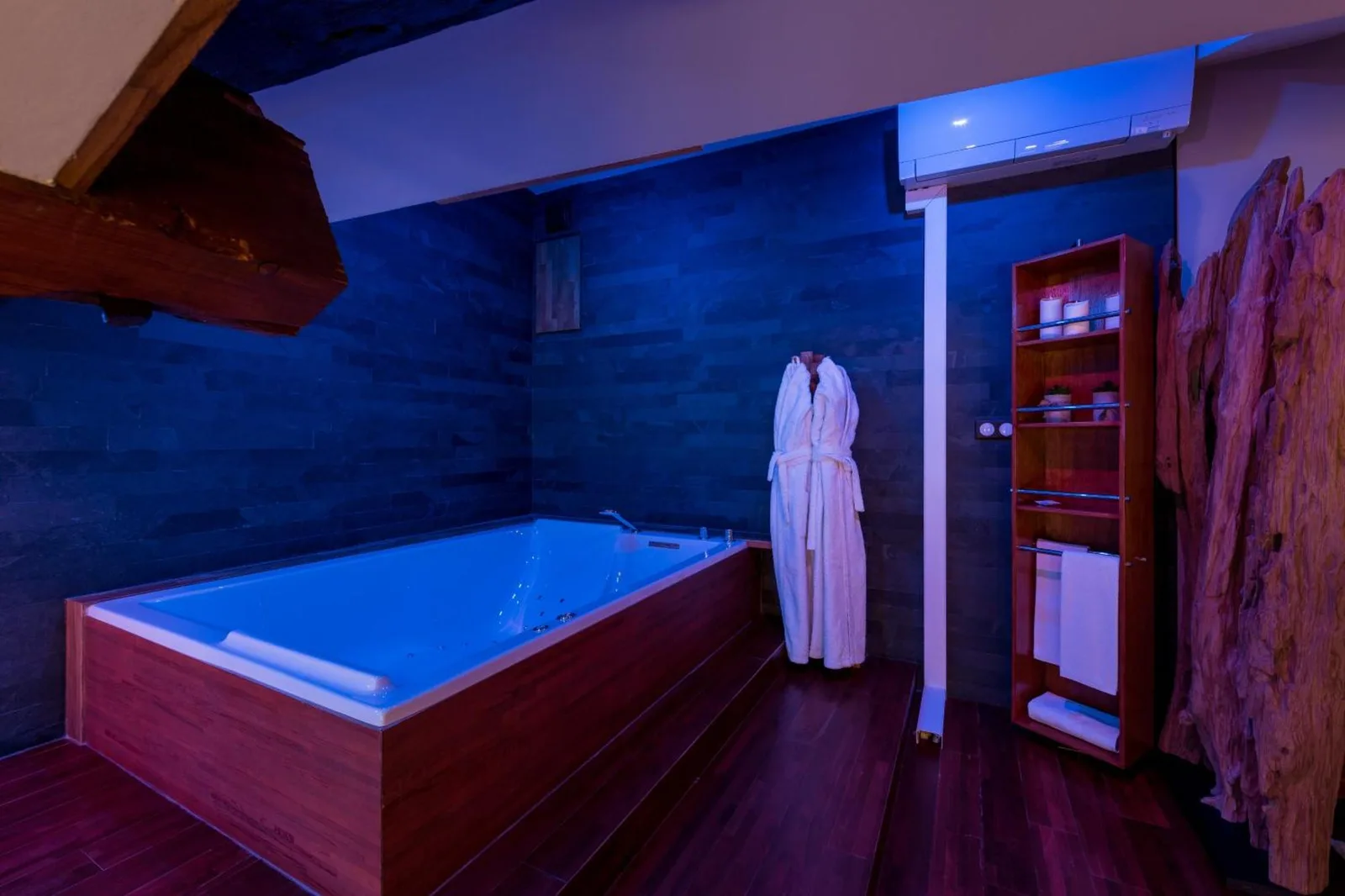 Relaxation area with jacuzzi in Les suites sainte claire in Annecy
