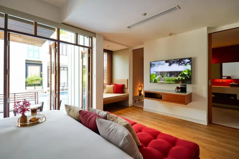 Acogedor dormitorio en Let's Sea Hua Hin Al Fresco Resort con zona de estar y TV