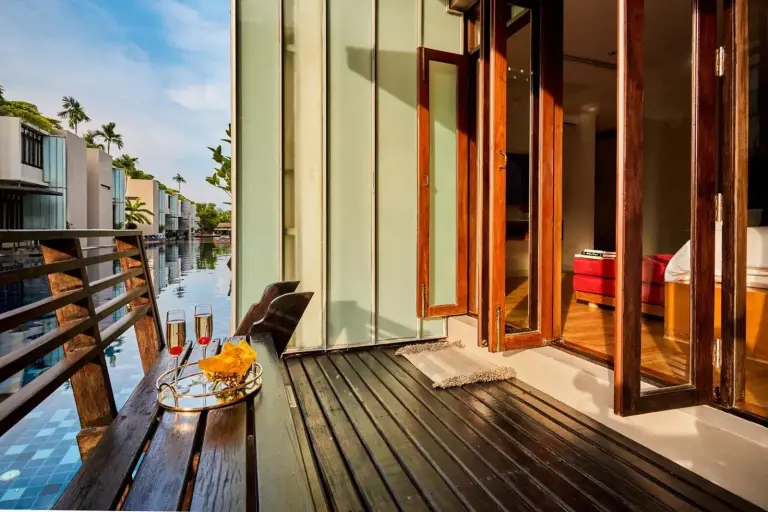 Balcón privado con refrescos en Let's Sea Hua Hin Al Fresco Resort