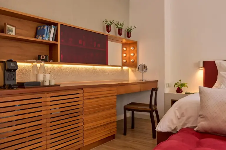 Elegante espacio de trabajo en el dormitorio de Let's Sea Hua Hin Al Fresco Resort