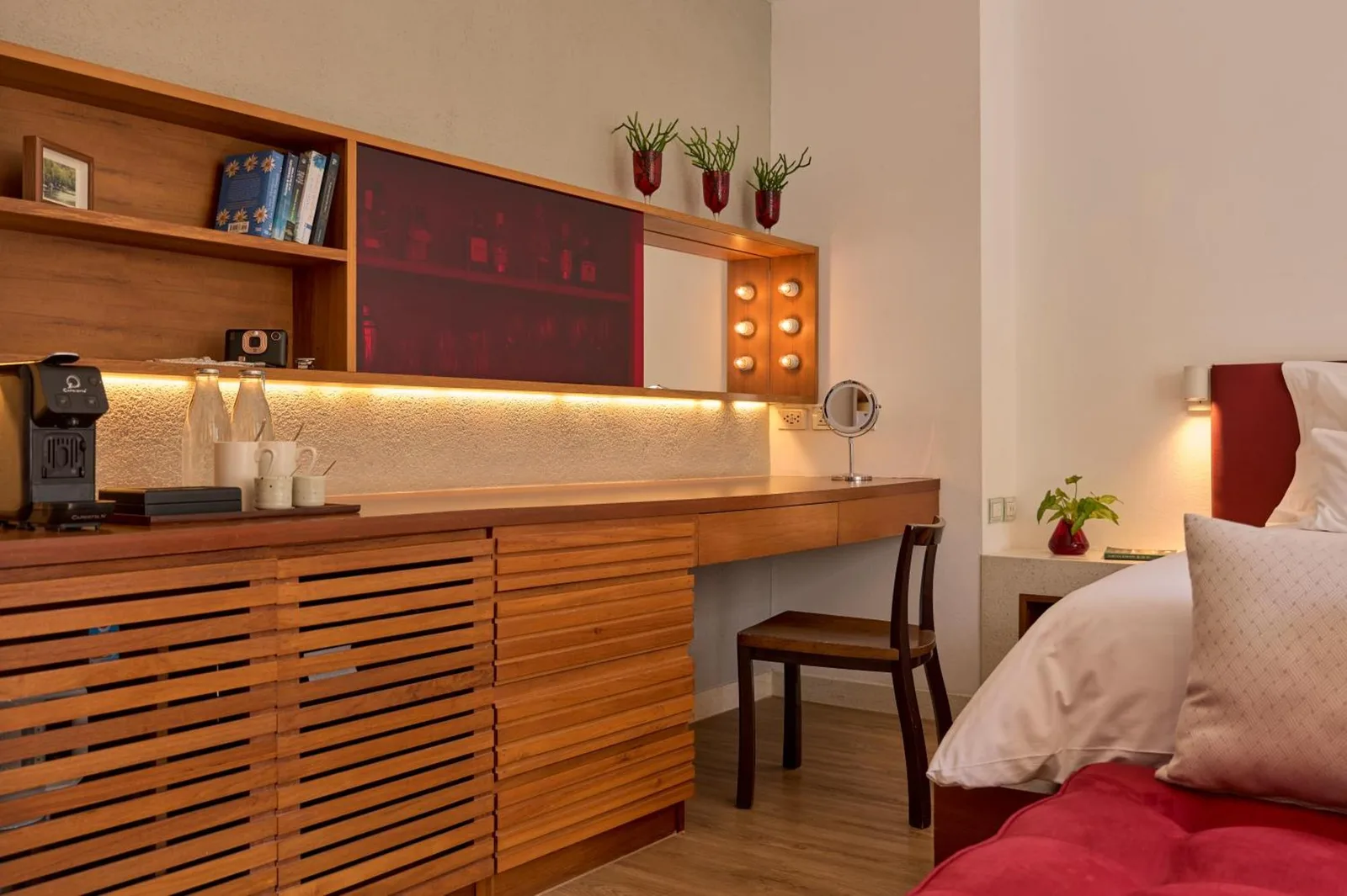Elegante espacio de trabajo en el dormitorio de Let's Sea Hua Hin Al Fresco Resort