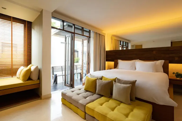 Luminoso dormitorio en Let's Sea Hua Hin Al Fresco Resort con luz natural