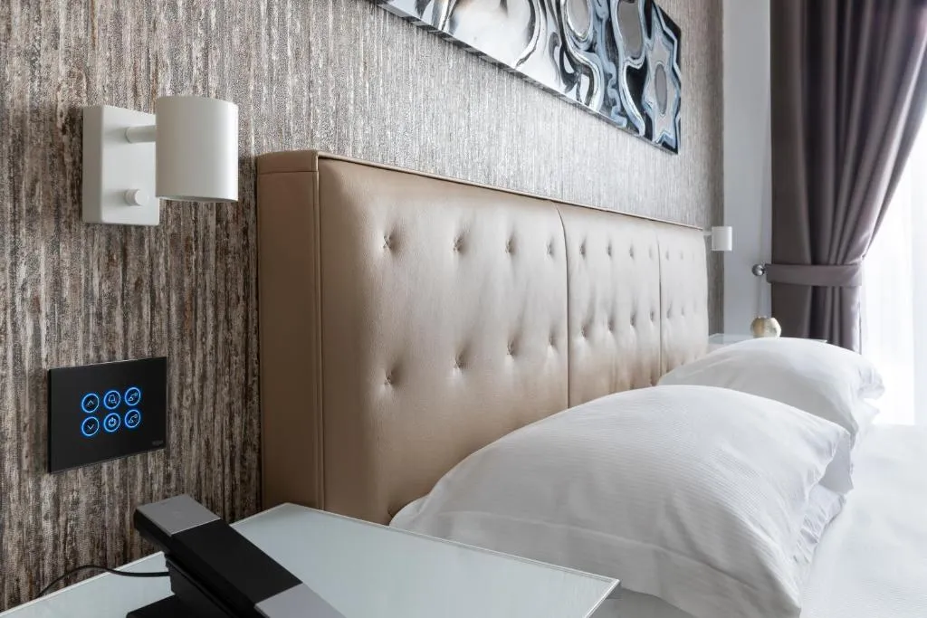 Bettseitendetail im LHP Napoli Palace & SPA in Neapel
