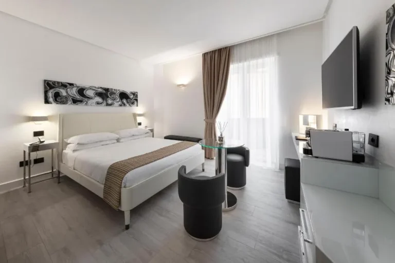 Komfortables Schlafzimmer im LHP Napoli Palace & SPA in Neapel