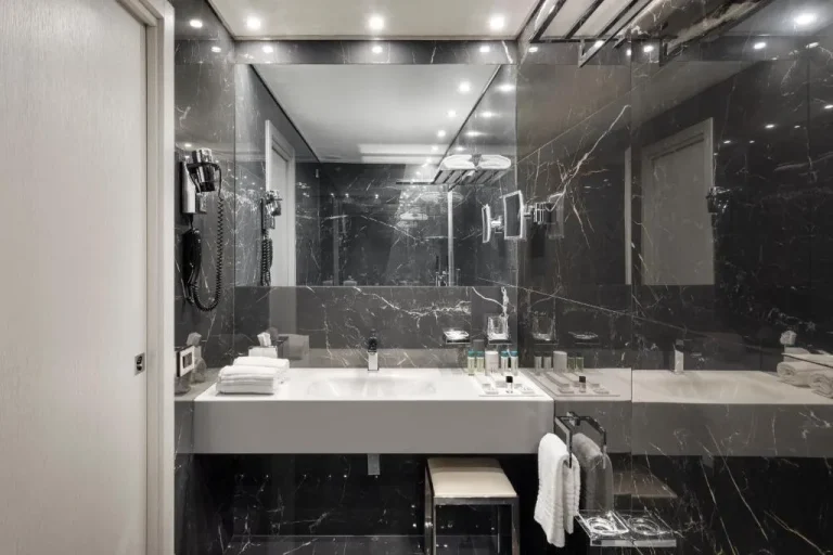 Elegantes Badezimmer im LHP Napoli Palace & SPA in Neapel