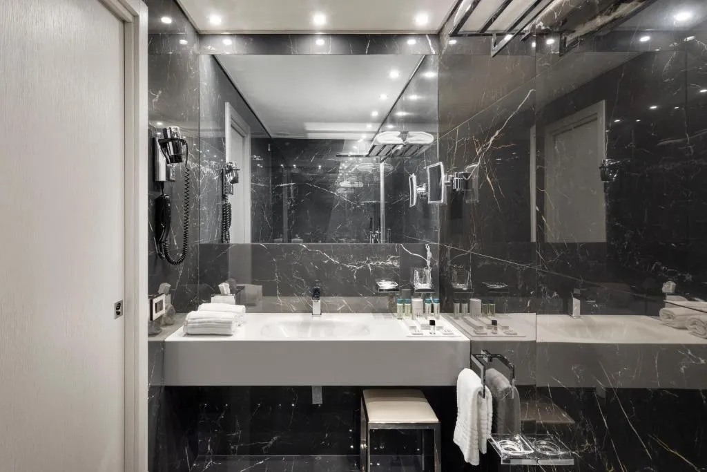 Elegantes Badezimmer im LHP Napoli Palace & SPA in Neapel