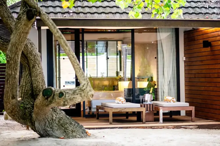Gartenlounge-Bereich im Lily Beach Resort and Spa, Ari Atoll