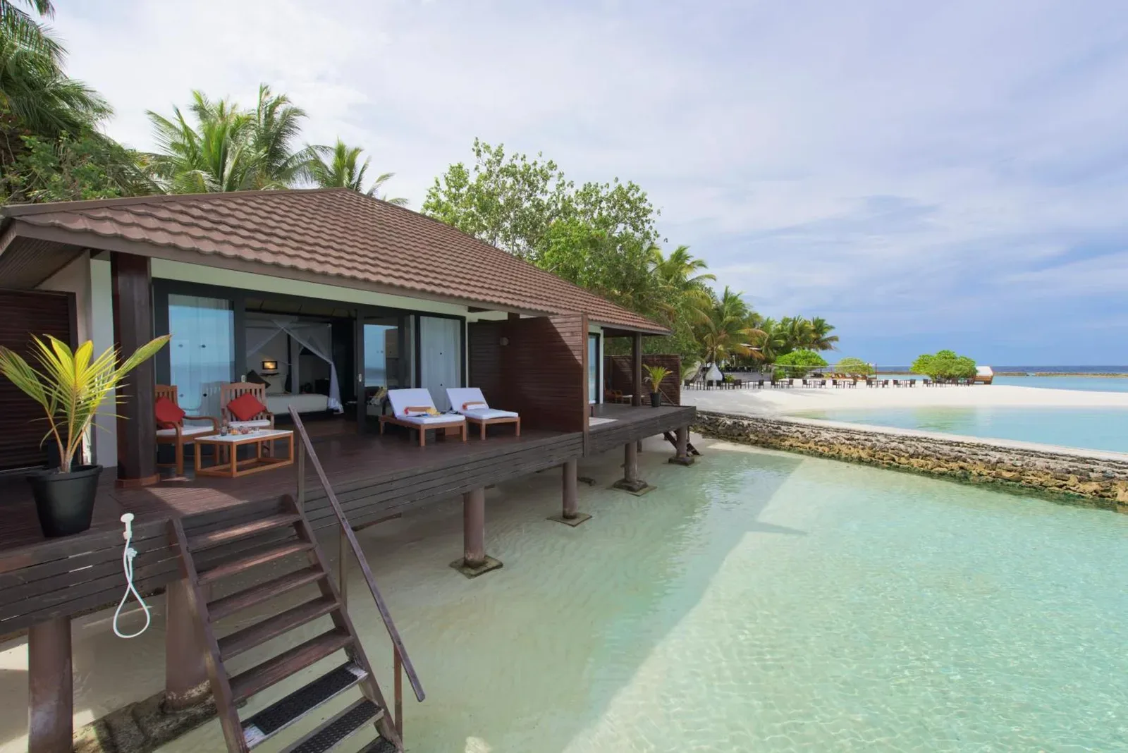 Überwasser-Villa im Lily Beach Resort and Spa, Ari Atoll