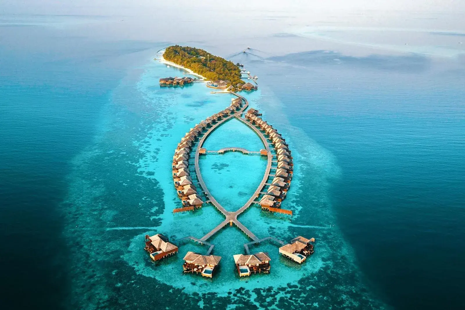 Luftaufnahme des Lily Beach Resort and Spa, Ari Atoll
