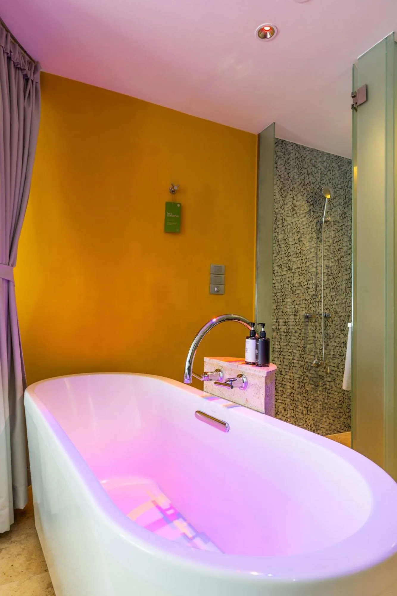 Blick von der Badewanne im LiT BANGKOK Hotel