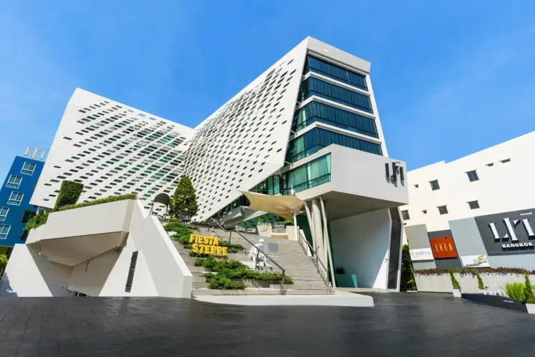 Außenansicht des LiT BANGKOK Hotel in Bangkok