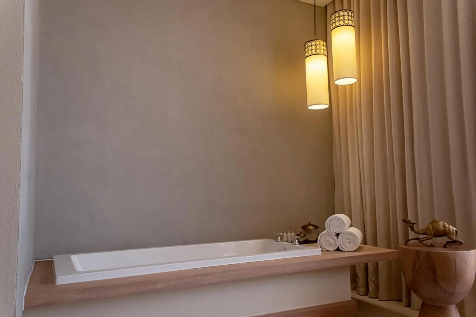 Detalles de la bañera que muestran la atmósfera en Liwa Hotel