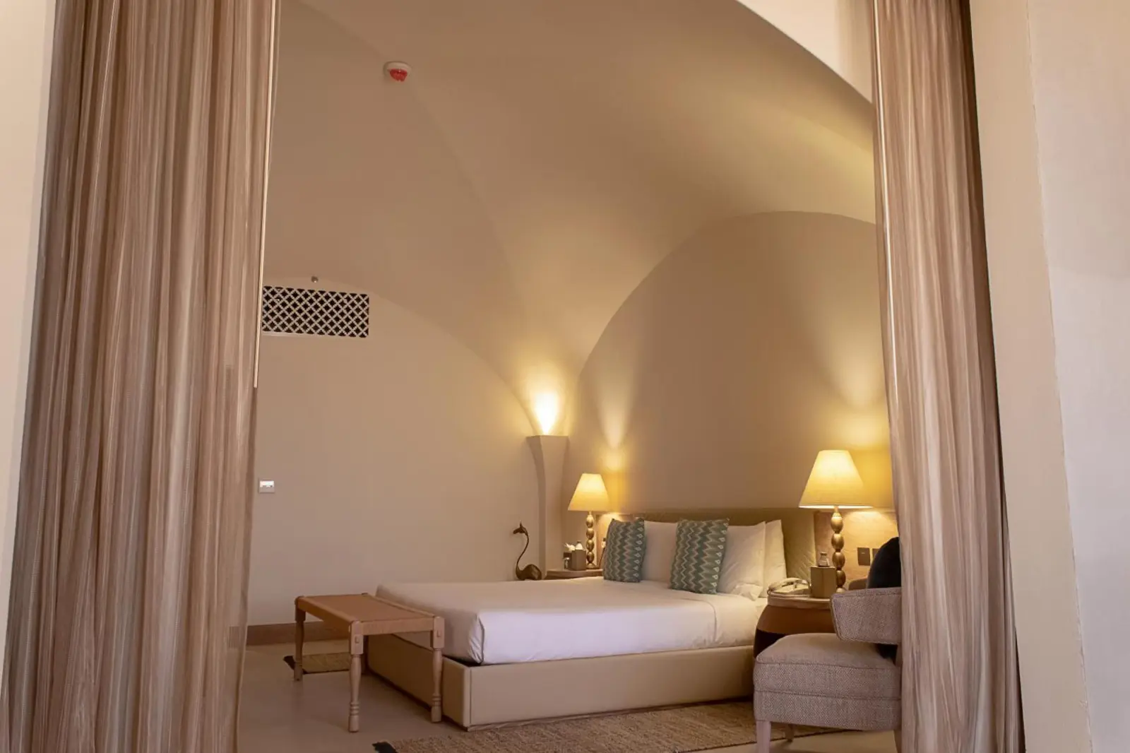 Configuración de habitación acogedora en Liwa Hotel con decoración elegante