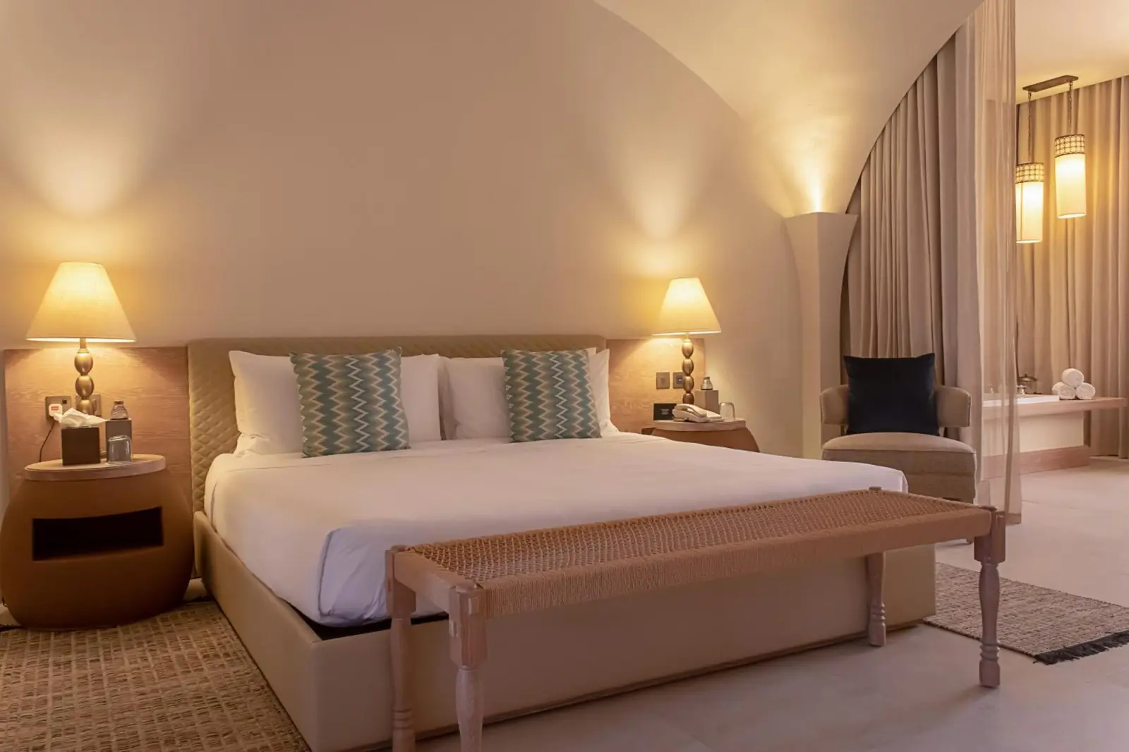 Habitación deluxe en Liwa Hotel con iluminación elegante y muebles modernos