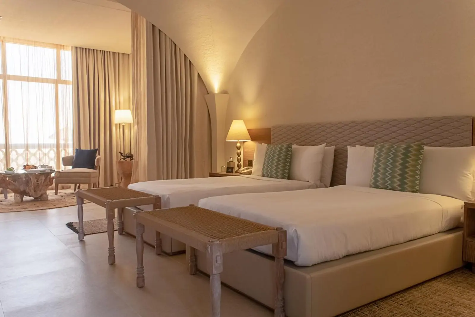 Suite familiar en Liwa Hotel con amplio espacio y luz natural
