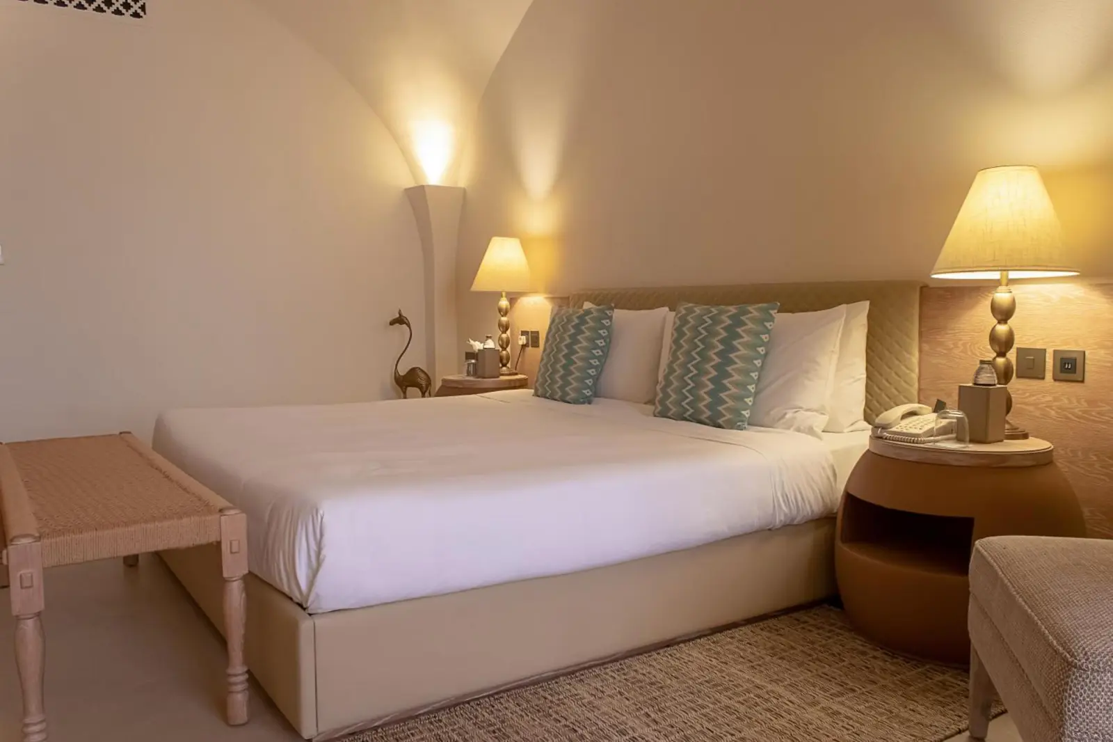 Habitación moderna en Liwa Hotel con muebles contemporáneos
