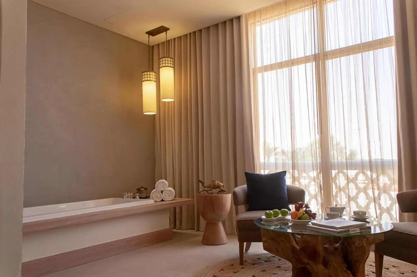 Área de bañera en una habitación en Liwa Hotel con iluminación suave