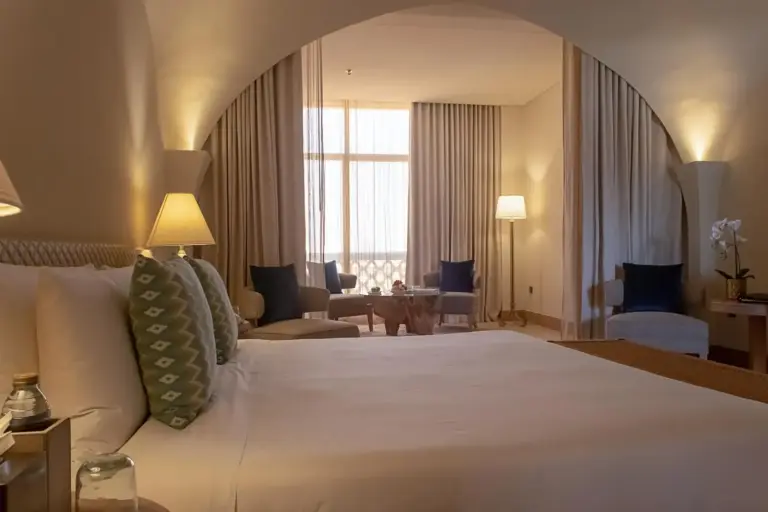 Habitación en Liwa Hotel con grandes ventanales y ambiente acogedor
