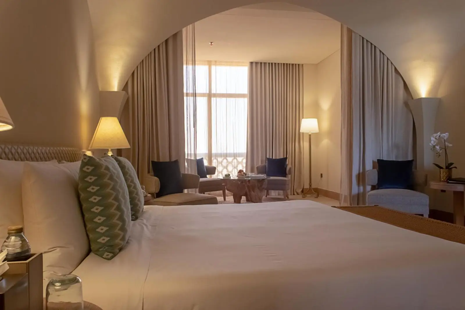 Habitación en Liwa Hotel con grandes ventanales y ambiente acogedor