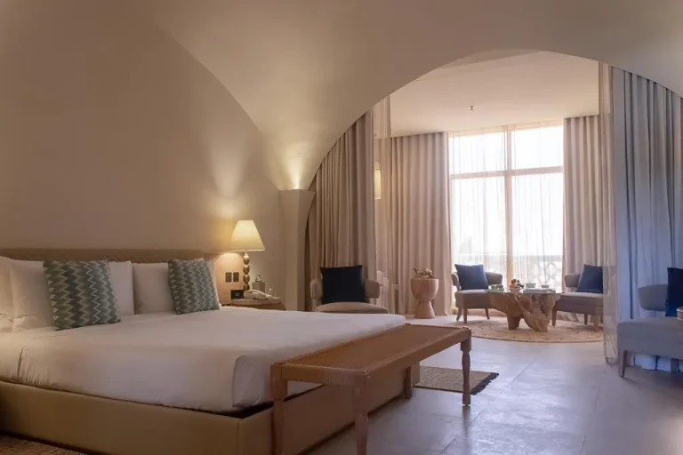Chambre spacieuse au Liwa Hotel avec un coin salon confortable