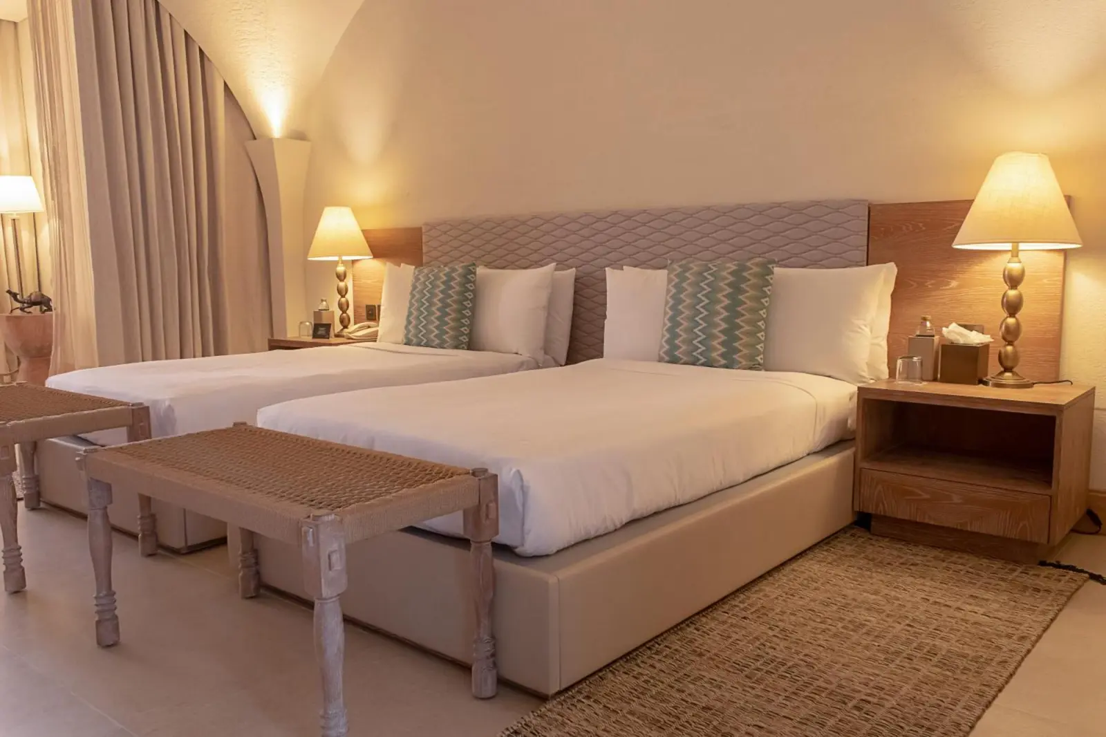 Habitación con camas gemelas en Liwa Hotel diseñada para la comodidad