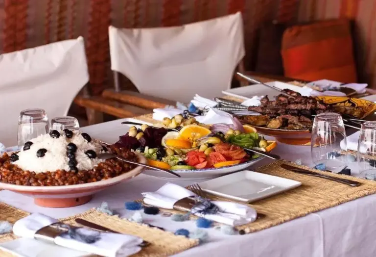 Cuisine marocaine au Local Luxury Camp à Merzouga