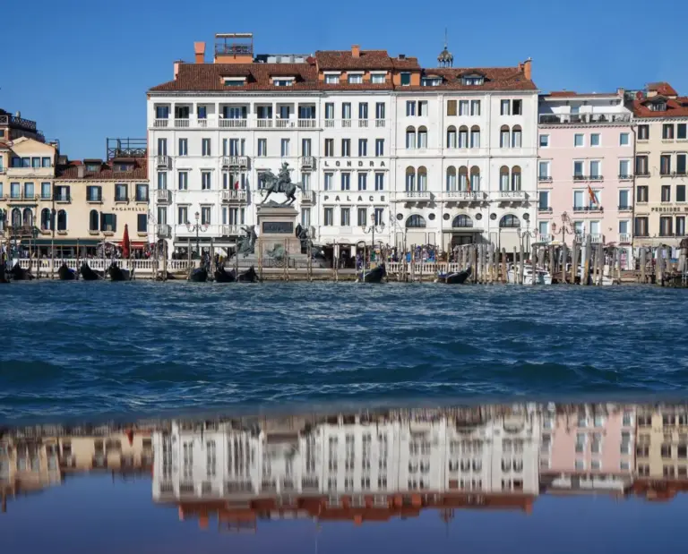 Vue extérieure du Londra Palace Venezia avec réflexion sur l'eau