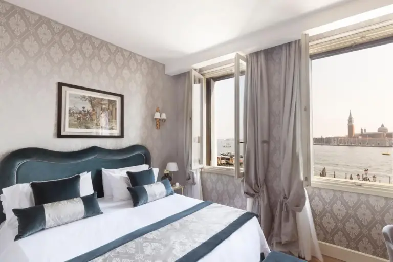 Chambre luxueuse au Londra Palace Venezia