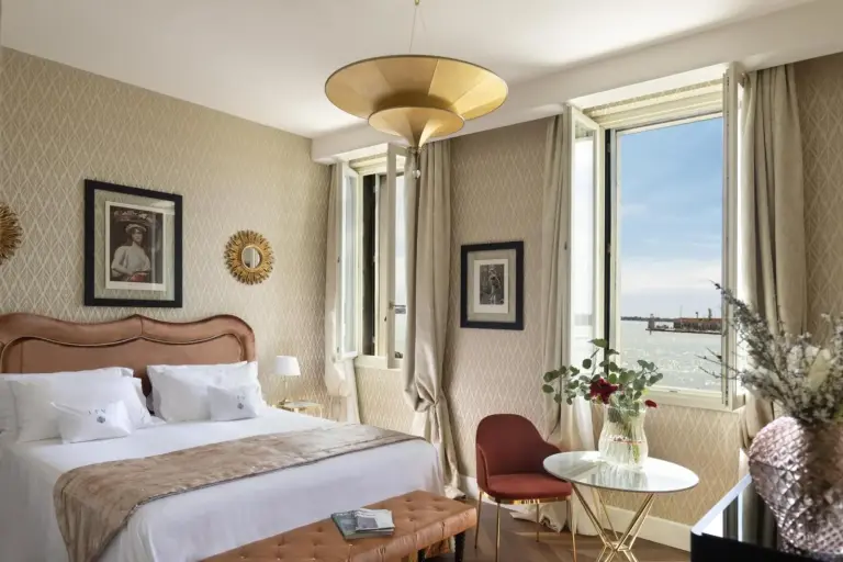 Chambre d'hôte élégante au Londra Palace Venezia