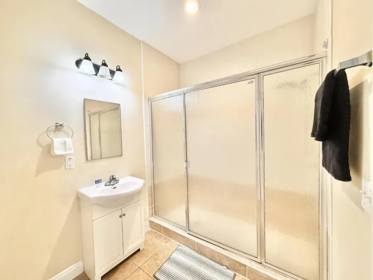 Salle de bain de l'appartement Charmant 2 chambres à l'USC en Californie