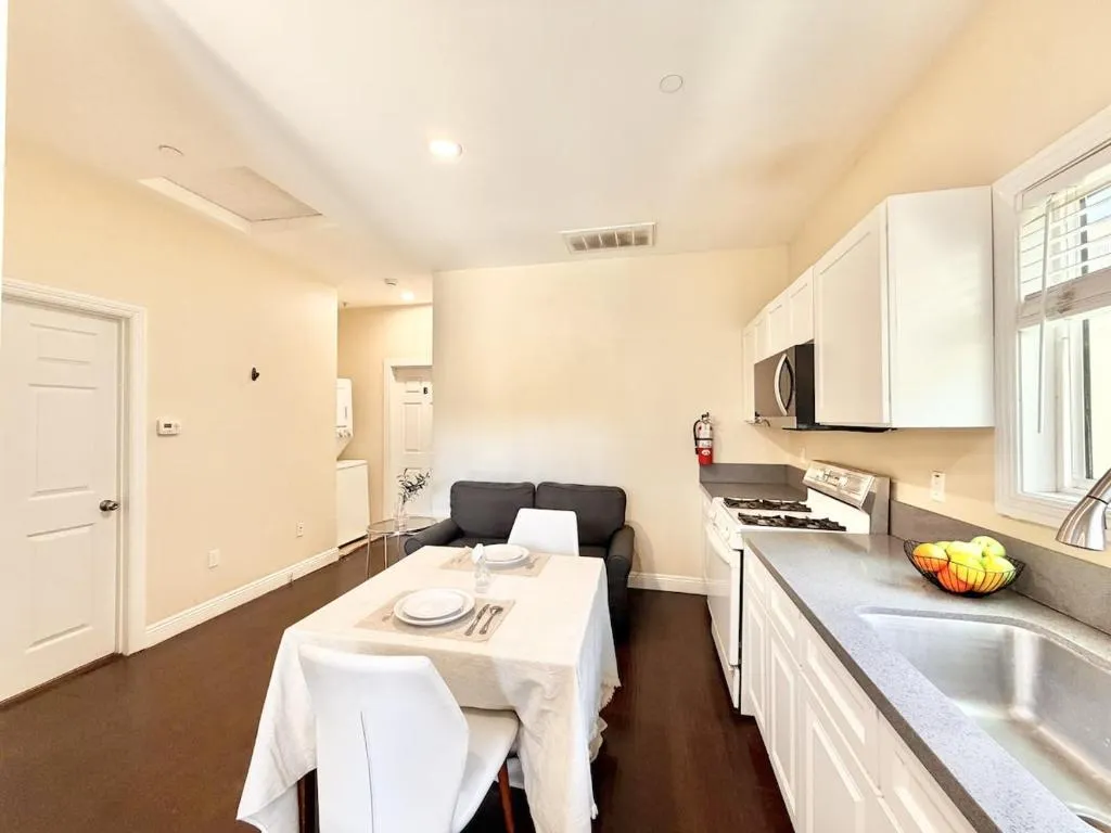 Lovely 2 bedroom Unit walk to USC